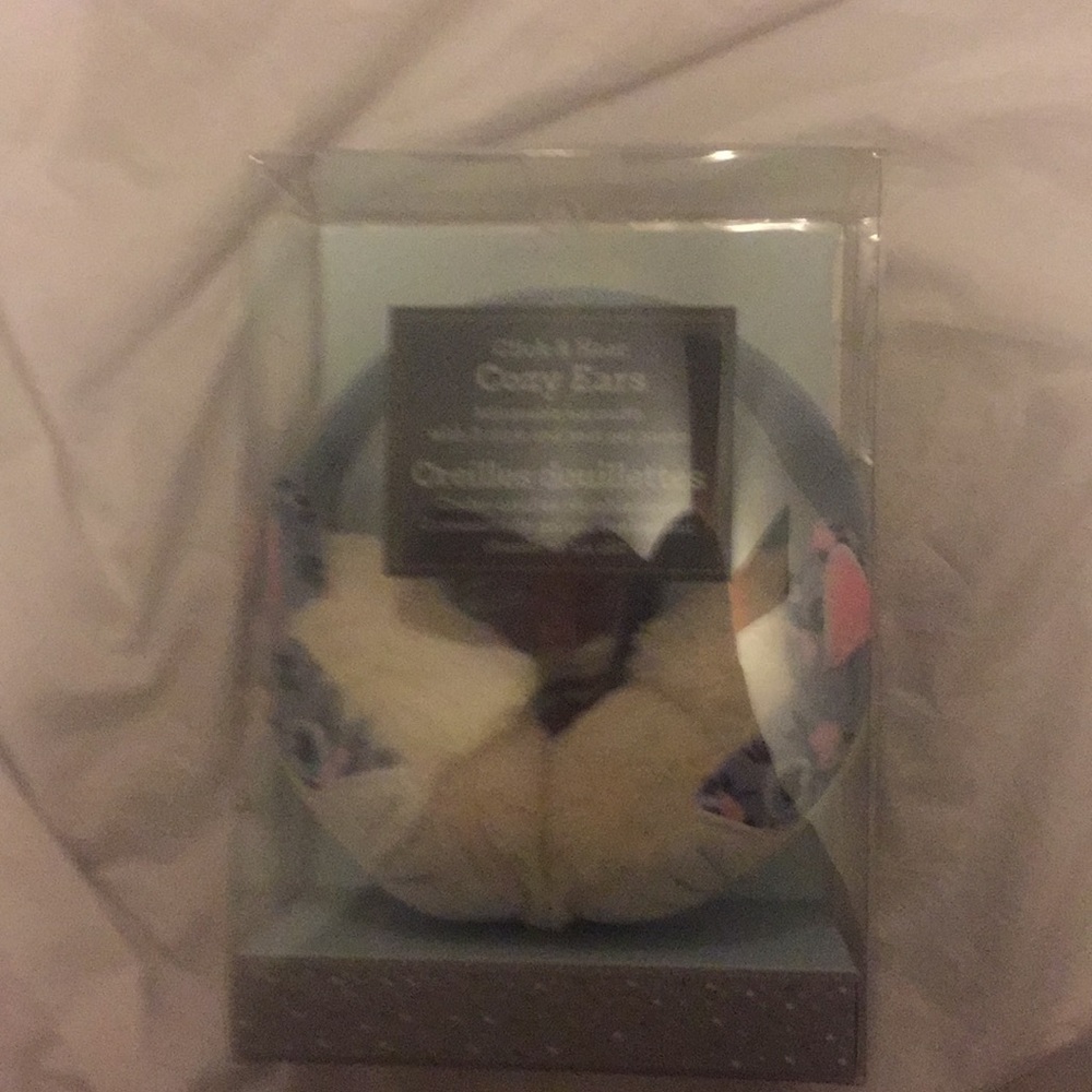 NWT click and heat cozy 👂 adjustable cat earmuffs
